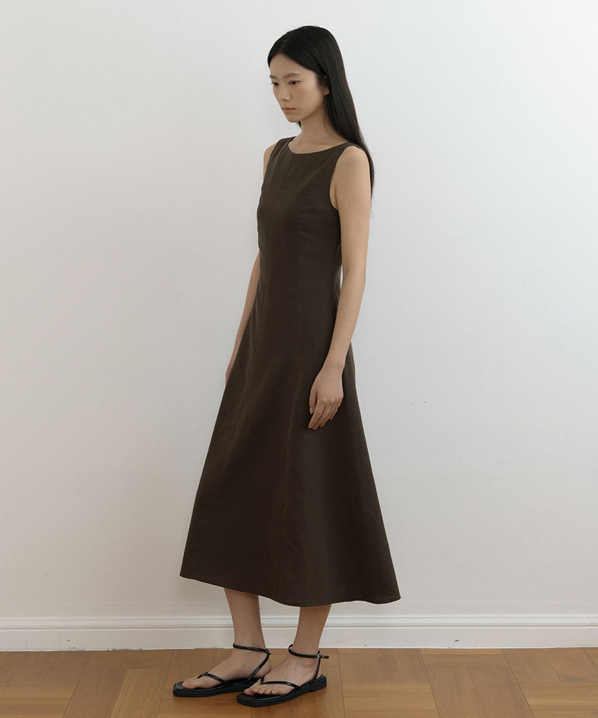 링서울(LINGSEOUL) linen sleeveless boat neck long flare dress-brown