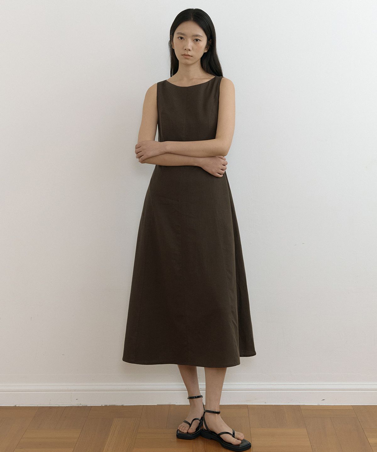 링서울(LINGSEOUL) linen sleeveless boat neck long flare dress-brown