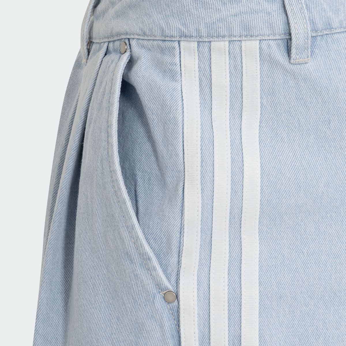 아디다스(ADIDAS) 아딜레늄 시즌 5 데님 카고 숏 팬츠 - 라이트블루 / KX4823
