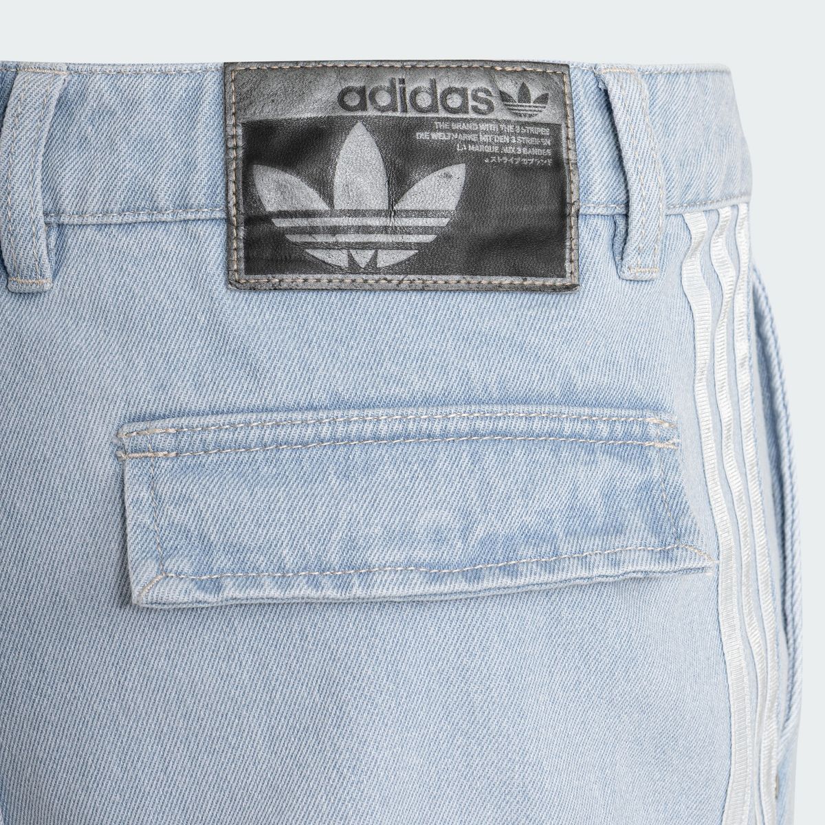 아디다스(ADIDAS) 아딜레늄 시즌 5 데님 카고 숏 팬츠 - 라이트블루 / KX4823