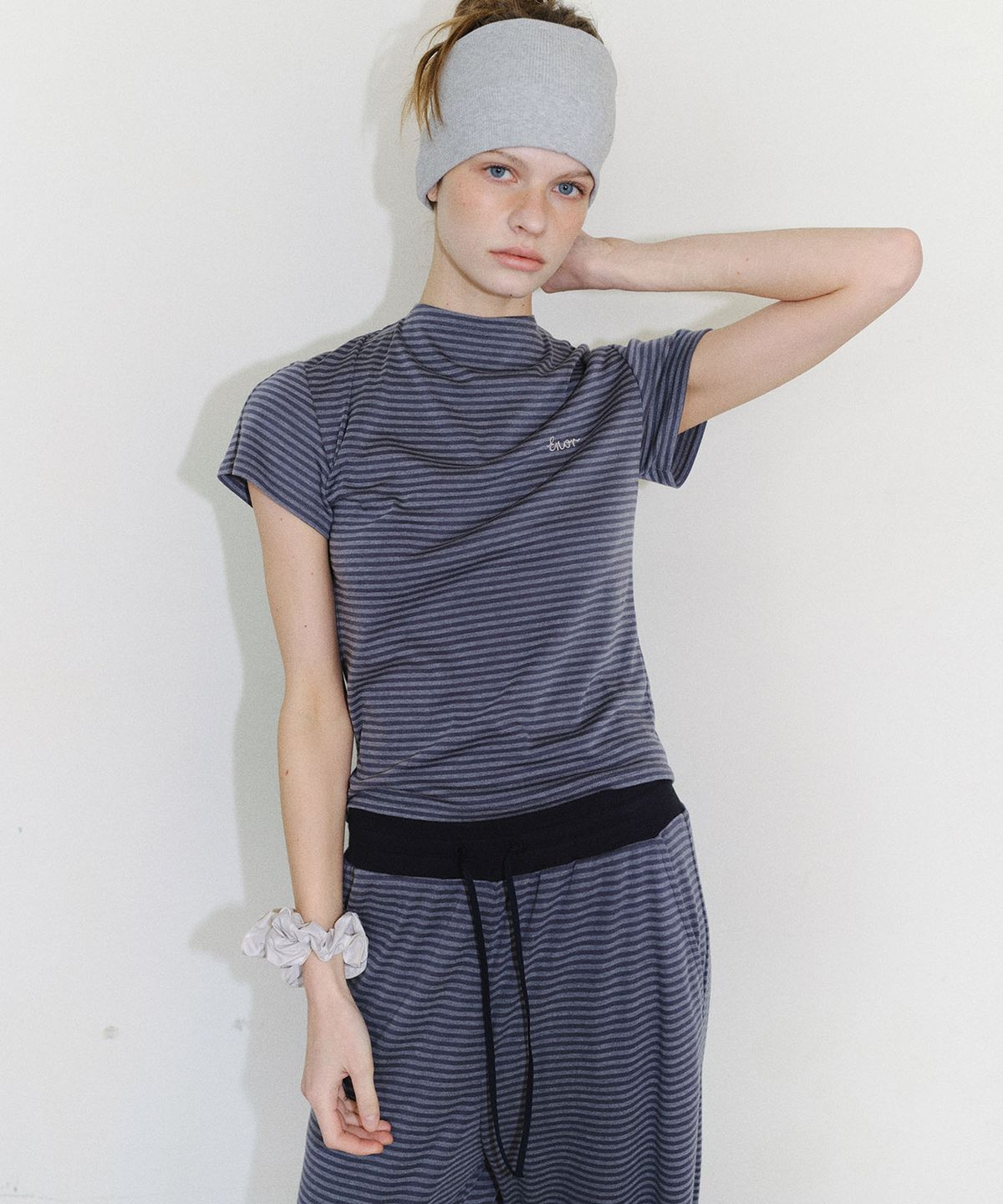 엔오르(EN OR) [CORE] BACK CUT TIE STRIPE TEE - DARK GREY
