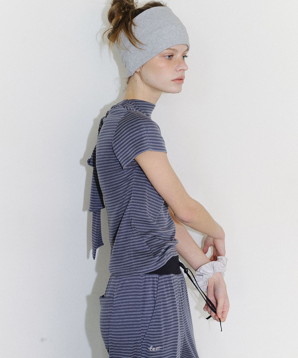 엔오르(EN OR) [CORE] BACK CUT TIE STRIPE TEE - DARK GREY