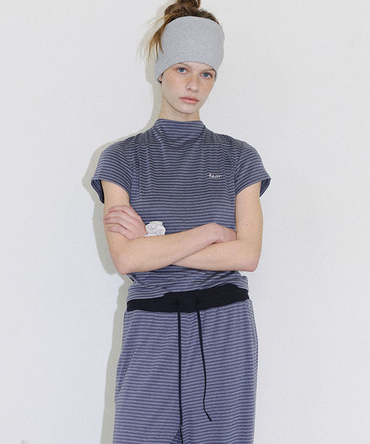 엔오르(EN OR) [CORE] BACK CUT TIE STRIPE TEE - DARK GREY
