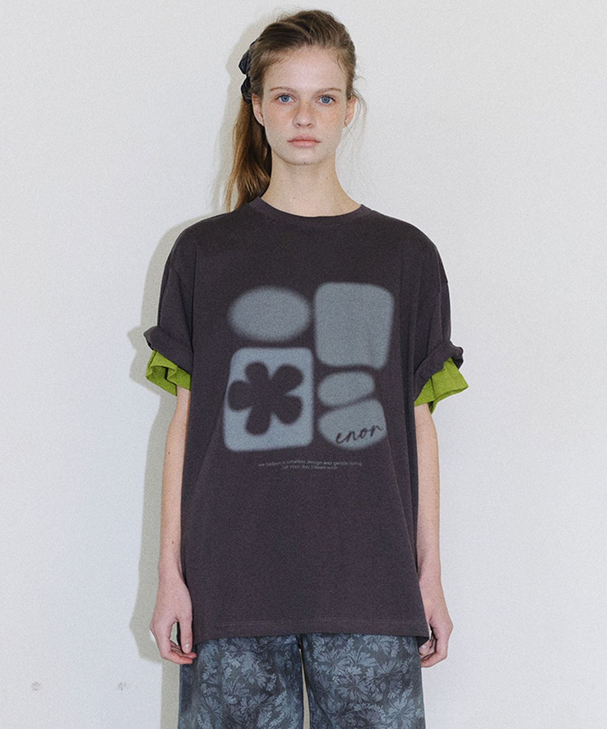 엔오르(EN OR) [CORE] SMUDGE GRAPHIC T-SHIRT - DARK GREY
