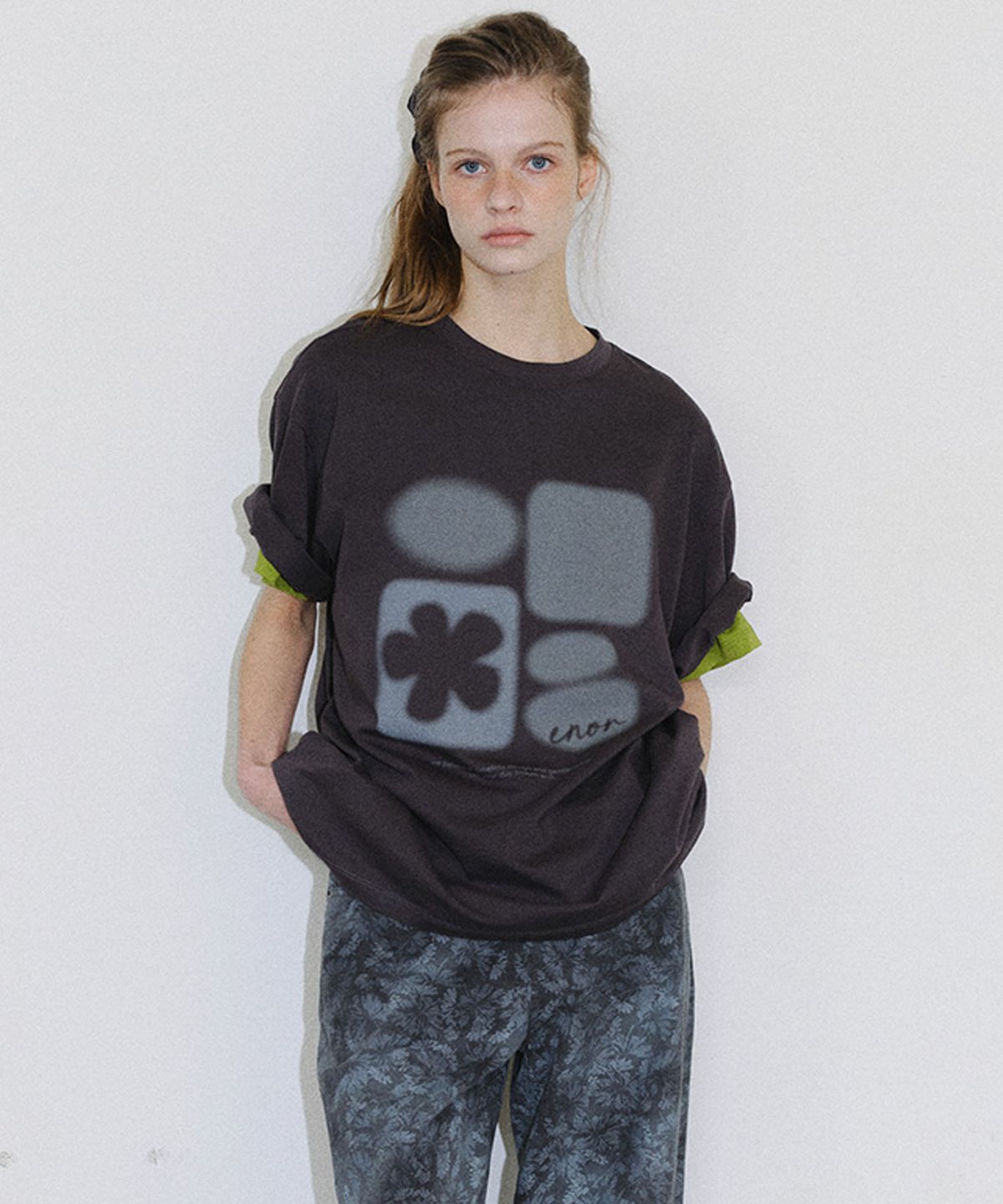 엔오르(EN OR) [CORE] SMUDGE GRAPHIC T-SHIRT - DARK GREY