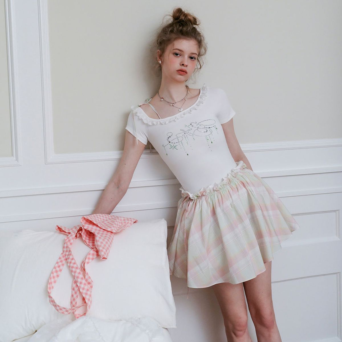 쎄무아듀(CEST MOIDEW) Cest_Rhinestone off-shoulder cropped top