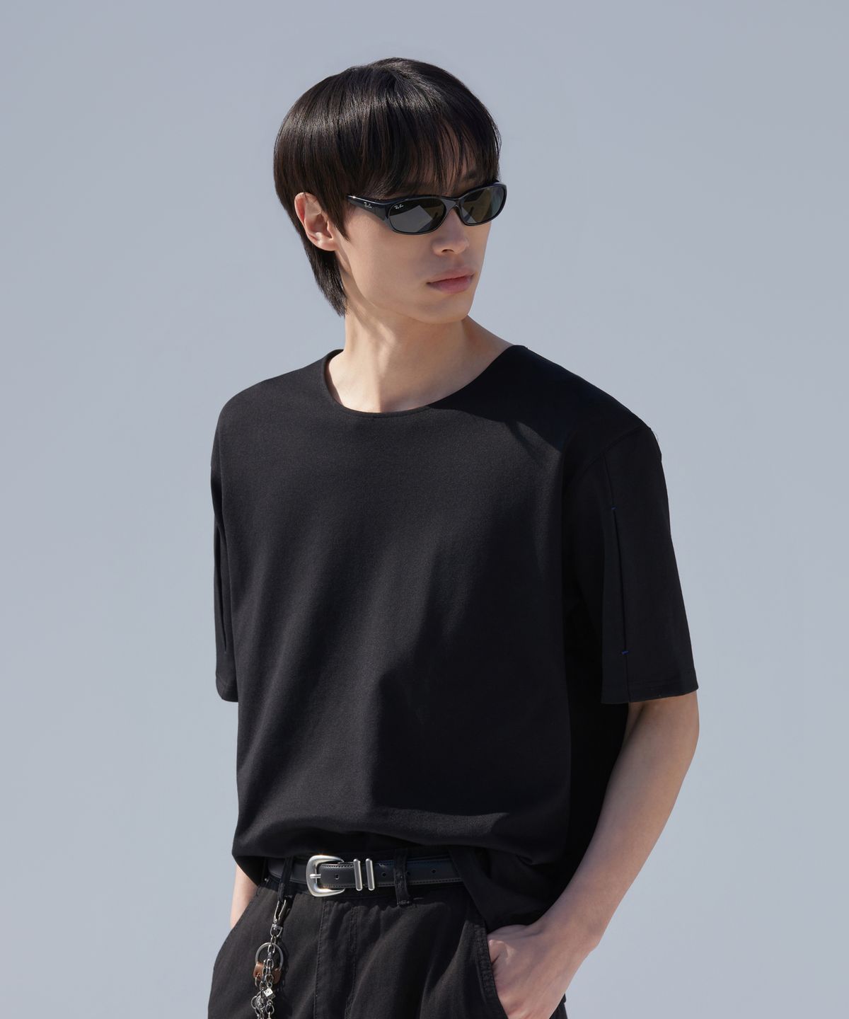 디블루(DBLUE) 턱 U넥 숏슬리브 블랙