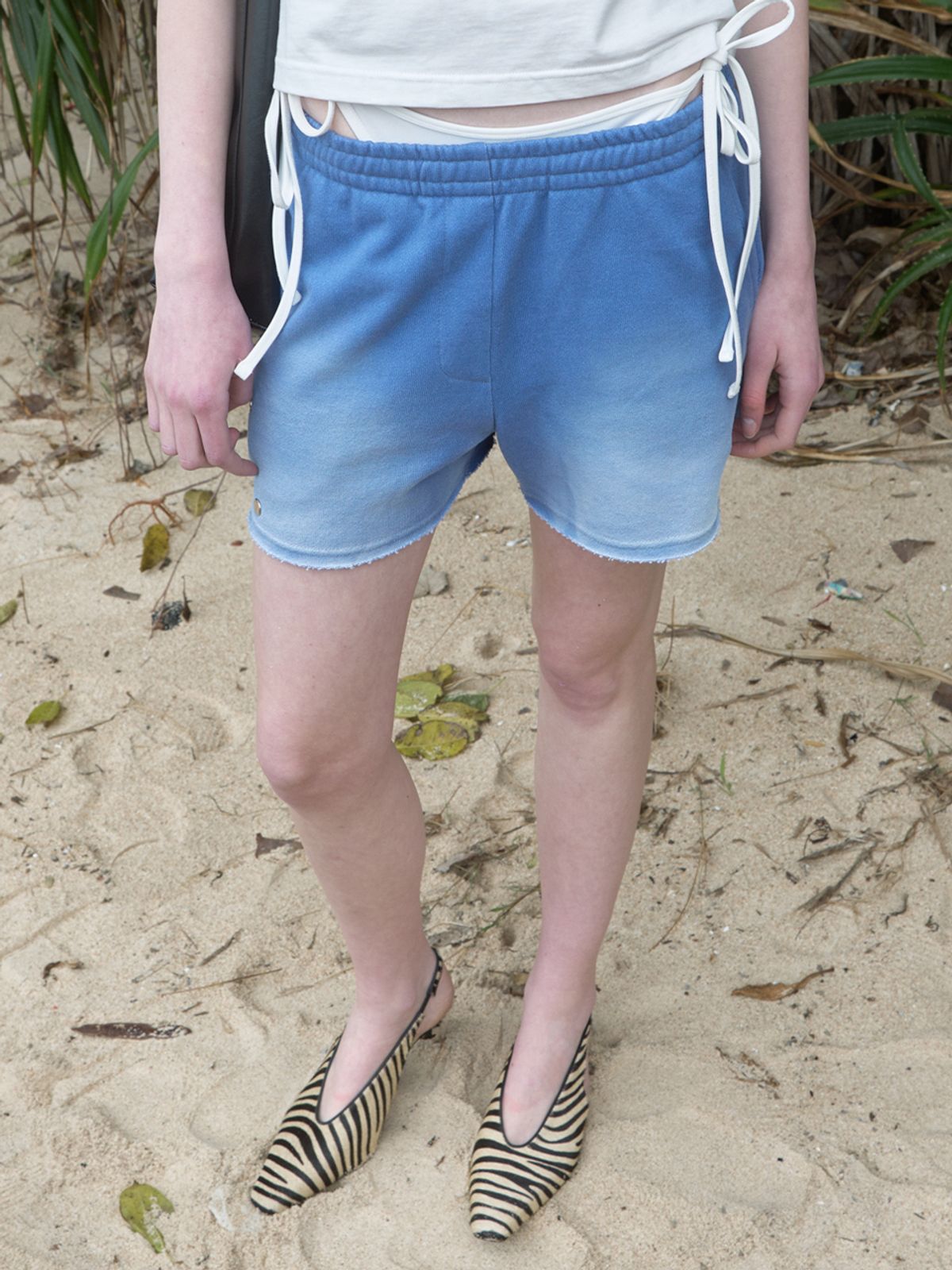 기준(KIJUN) Faded Stud Shorts Blue