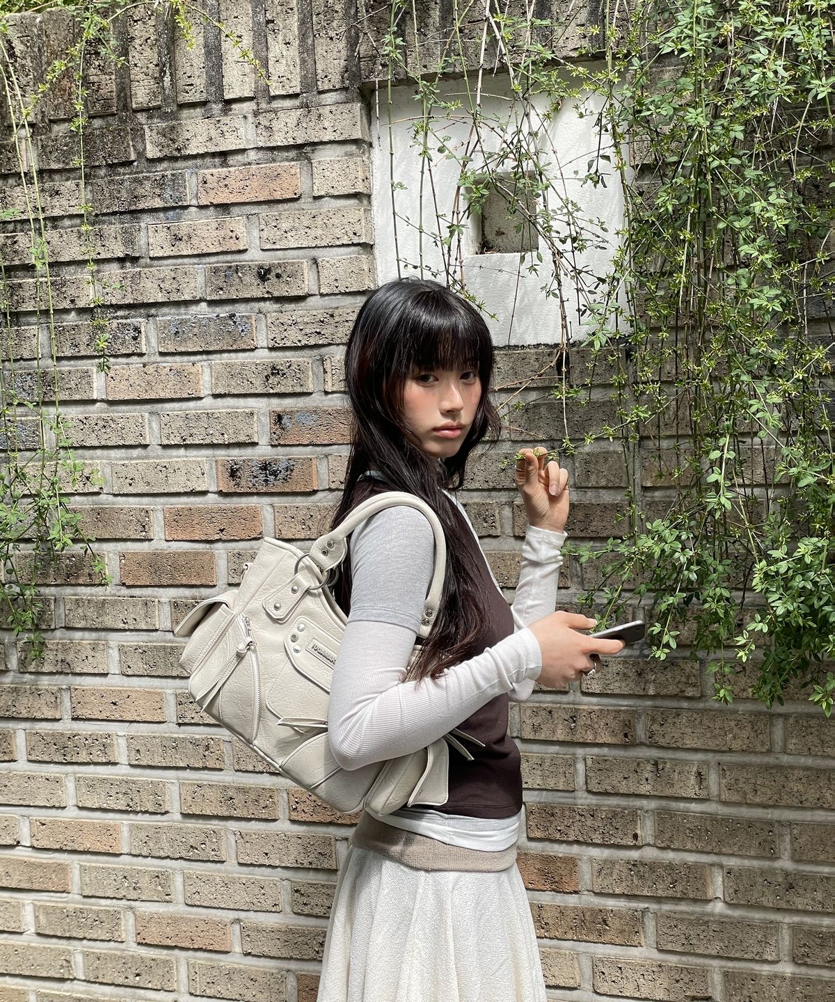 이우가마카라스(IUGAMAKARAS) Studded Leather Mini Shoulder Bag (Cream)