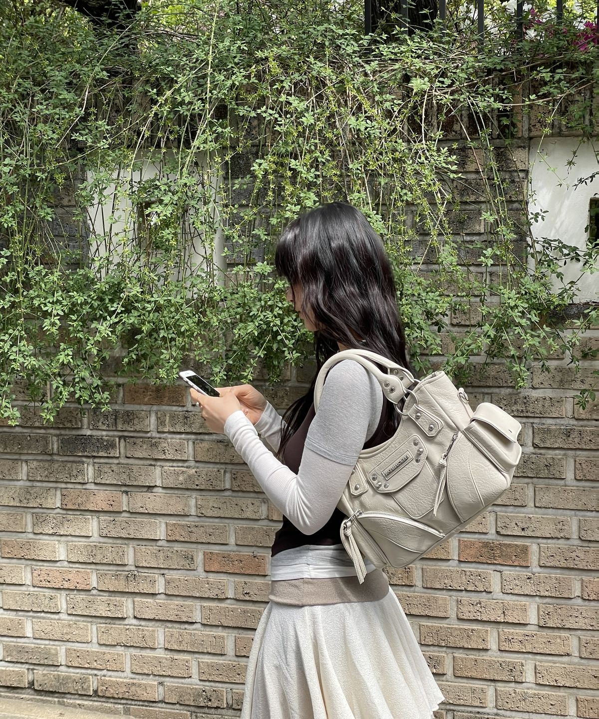 이우가마카라스(IUGAMAKARAS) Studded Leather Mini Shoulder Bag (Cream)