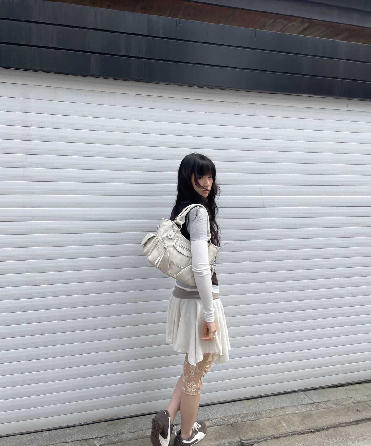 이우가마카라스(IUGAMAKARAS) Studded Leather Mini Shoulder Bag (Cream)