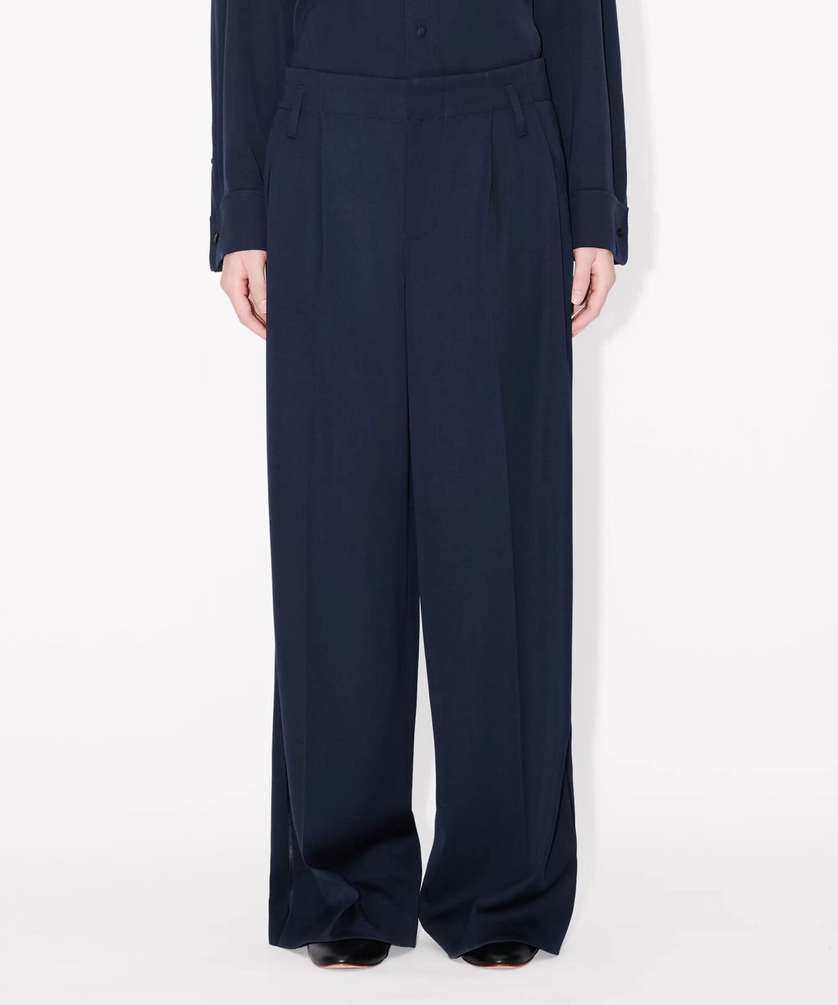 겐조(KENZO) 여성 26SS 와이드 핏 테일러드 팬츠_K265AWP103NYA