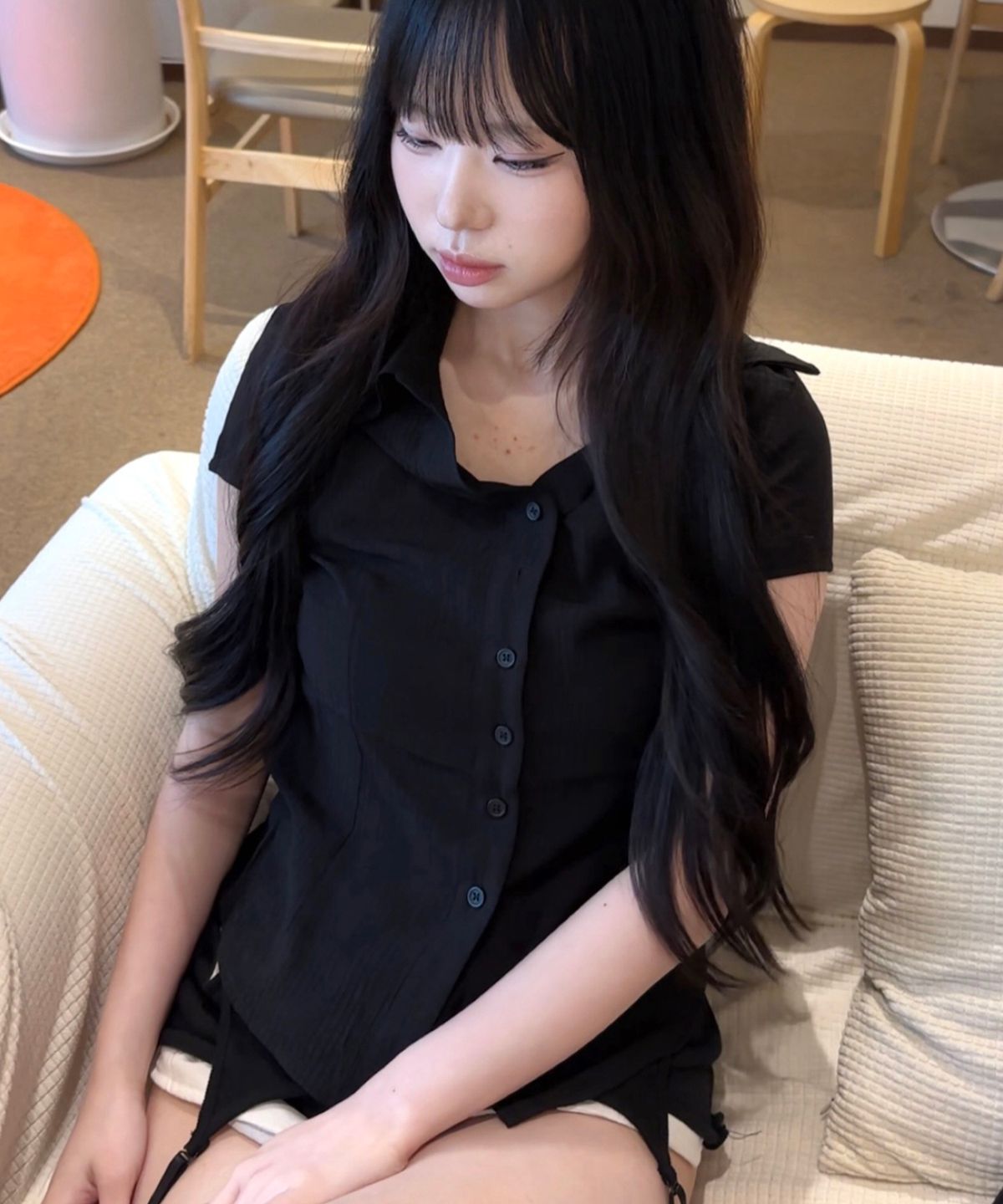 플레이스 스튜디오(PLACE STUDIO) 스트라이프 버튼업 핀턱 카라 피티드 반팔 블라우스 셔츠 [블랙]