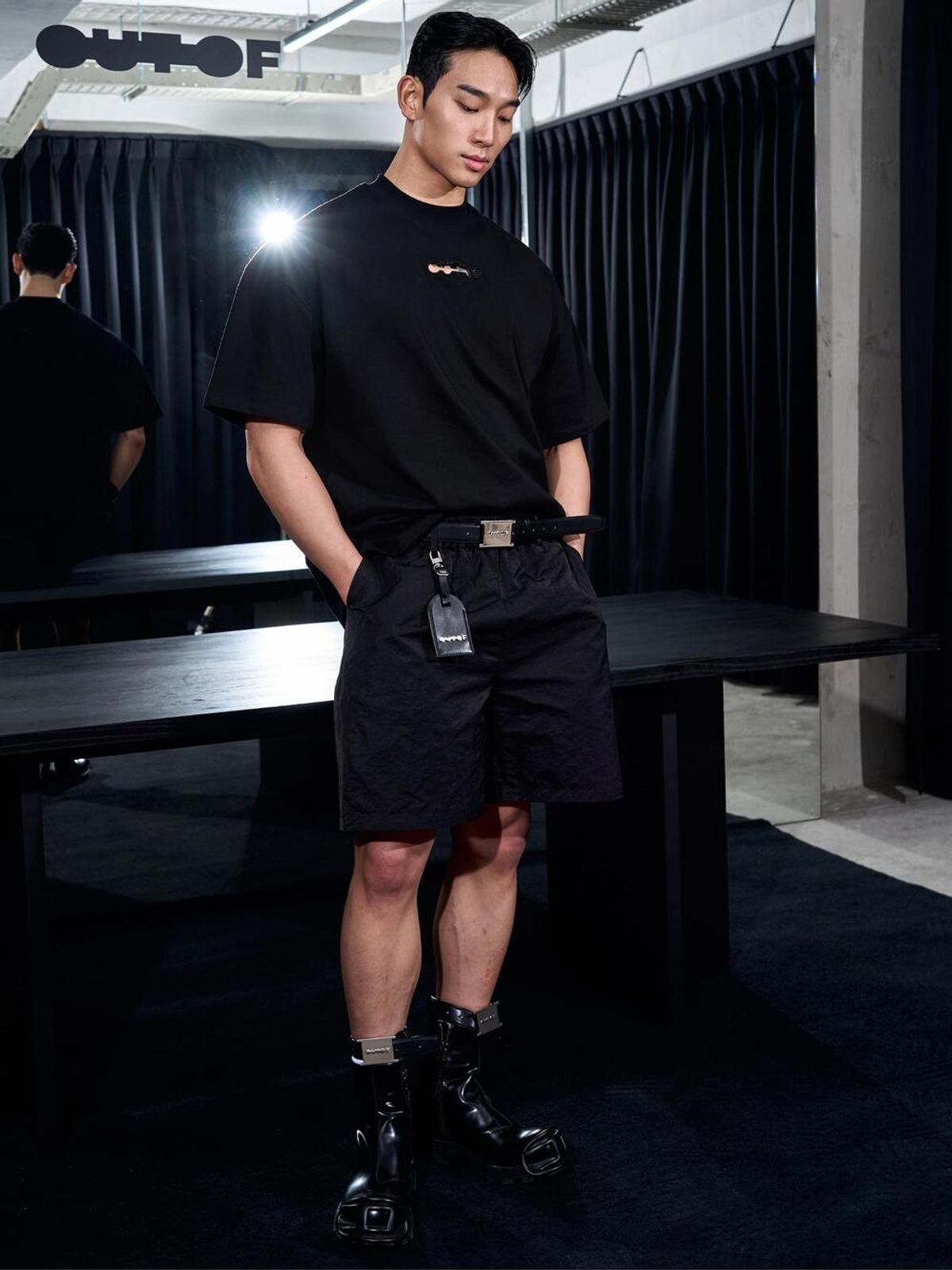 아웃오브(OUTOF) Logo Hole T Shirt