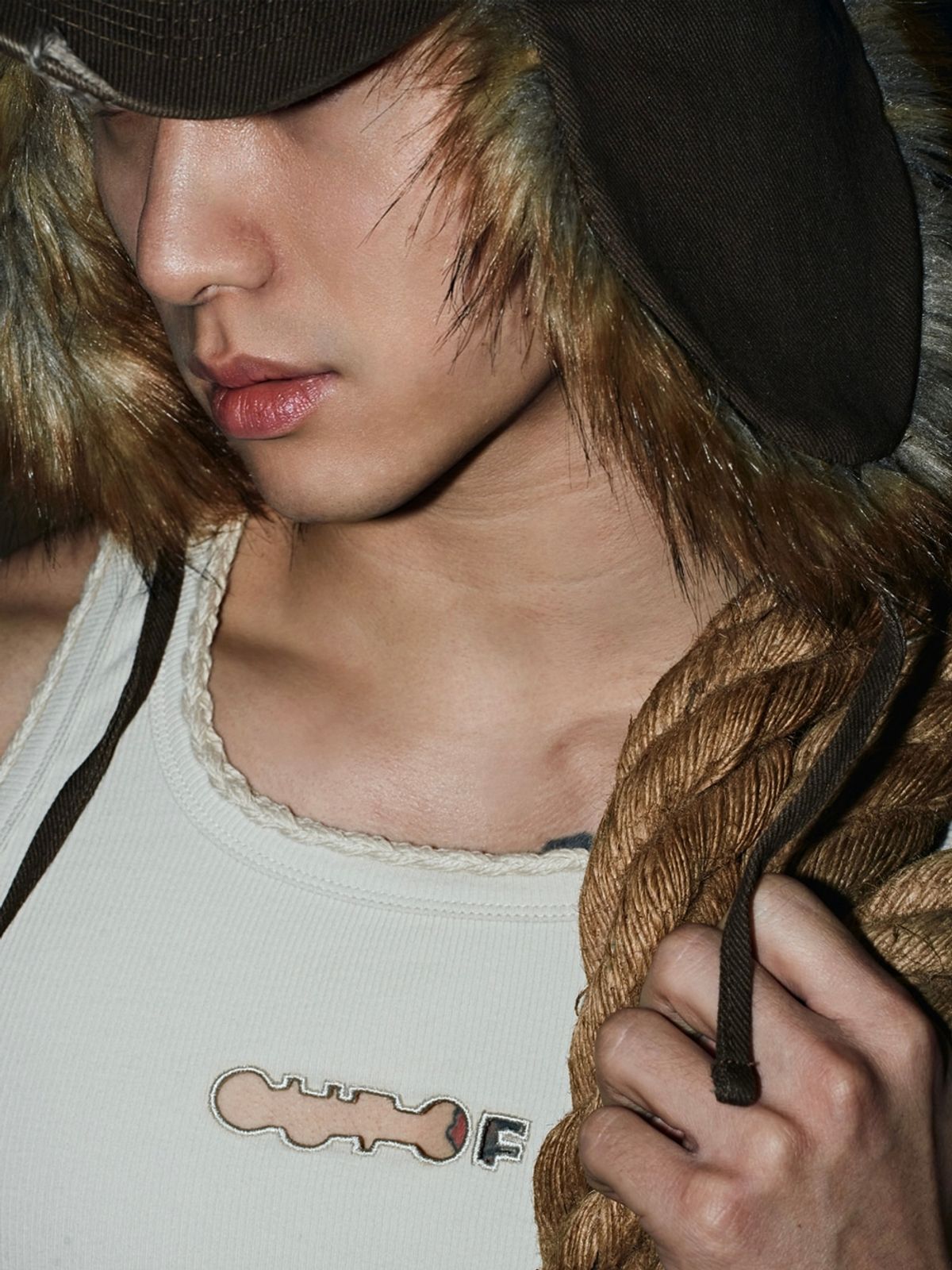 아웃오브(OUTOF) Nomad Logo Hole Sleeveless