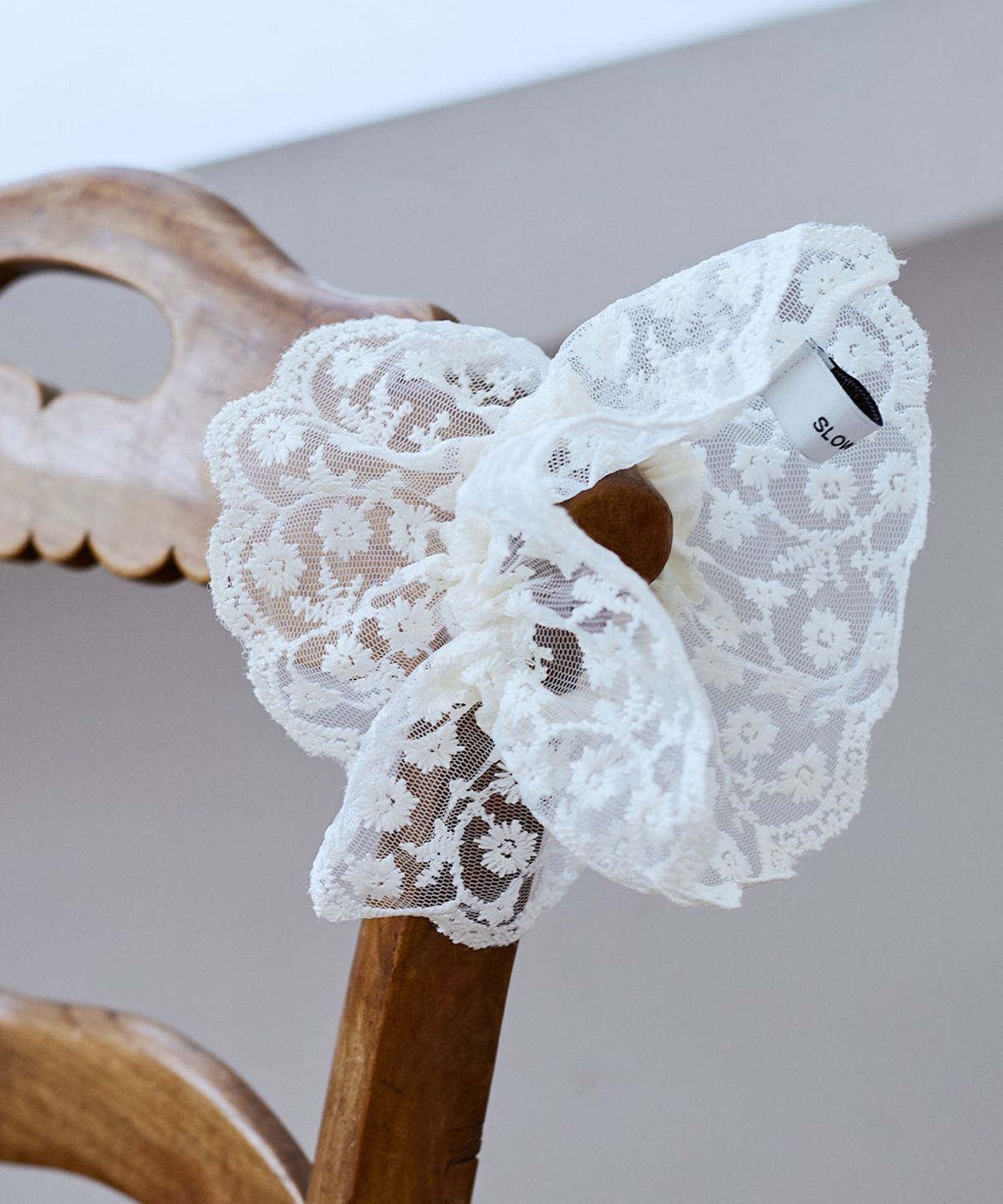 슬로우롤리(SLOWLOLLI) Lace bloom scrunchie - Ivory