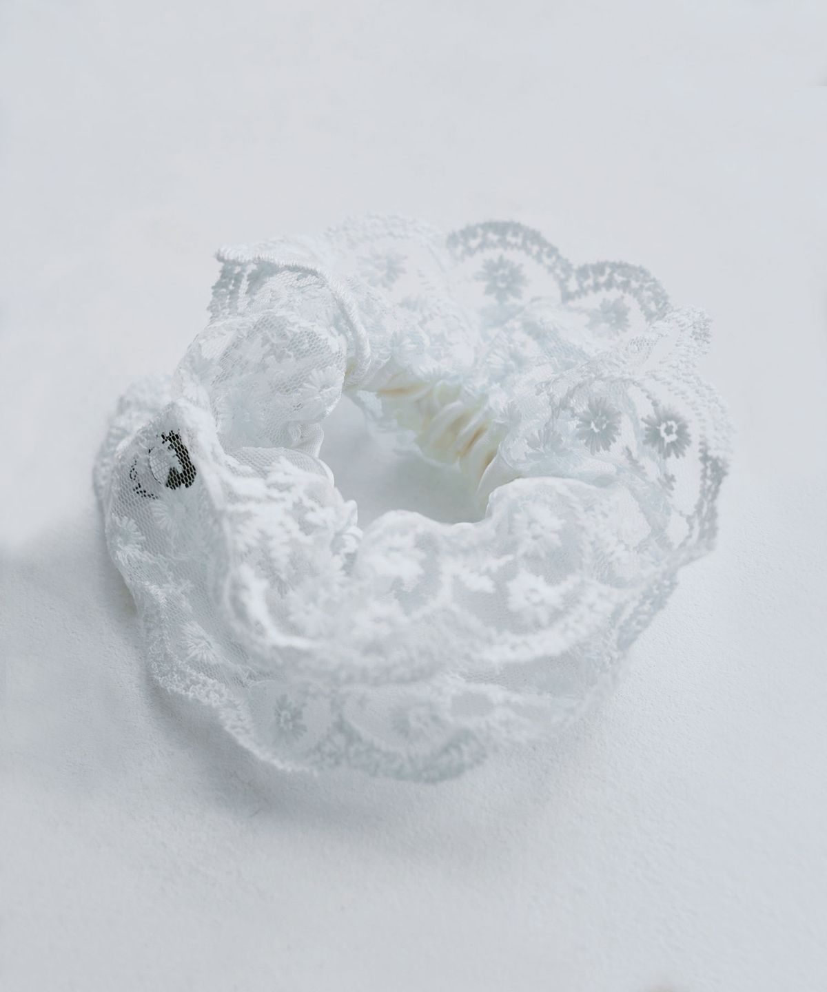 슬로우롤리(SLOWLOLLI) Lace bloom scrunchie - Ivory