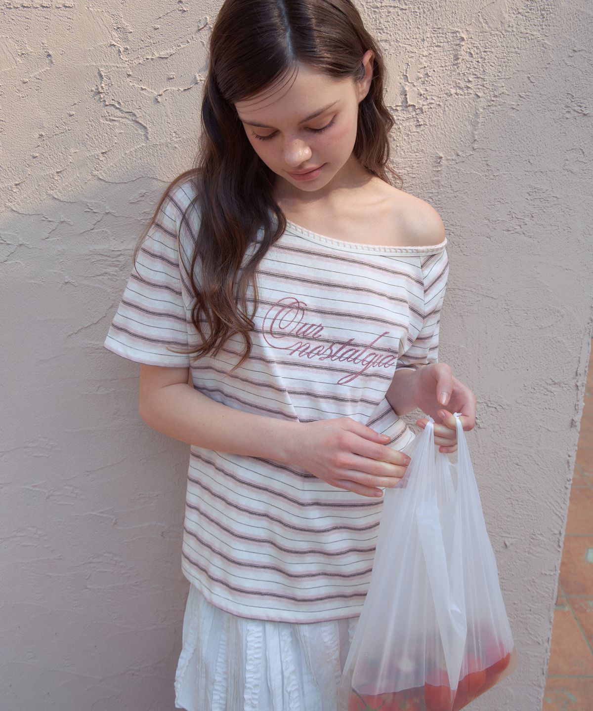 아우어노스텔지아(OURNOSTALGIA) Melo Stitch Off-Shoulder T-Shirt_Pink(OB6TP10)