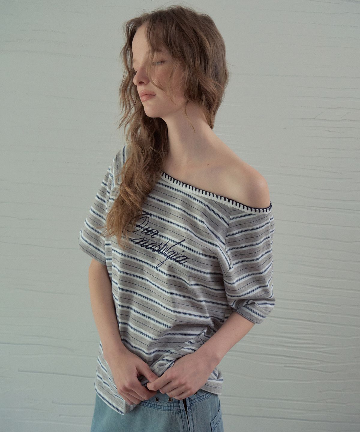 아우어노스텔지아(OURNOSTALGIA) Melo Stitch Off-Shoulder T-Shirt_Gray(OB6TP10)