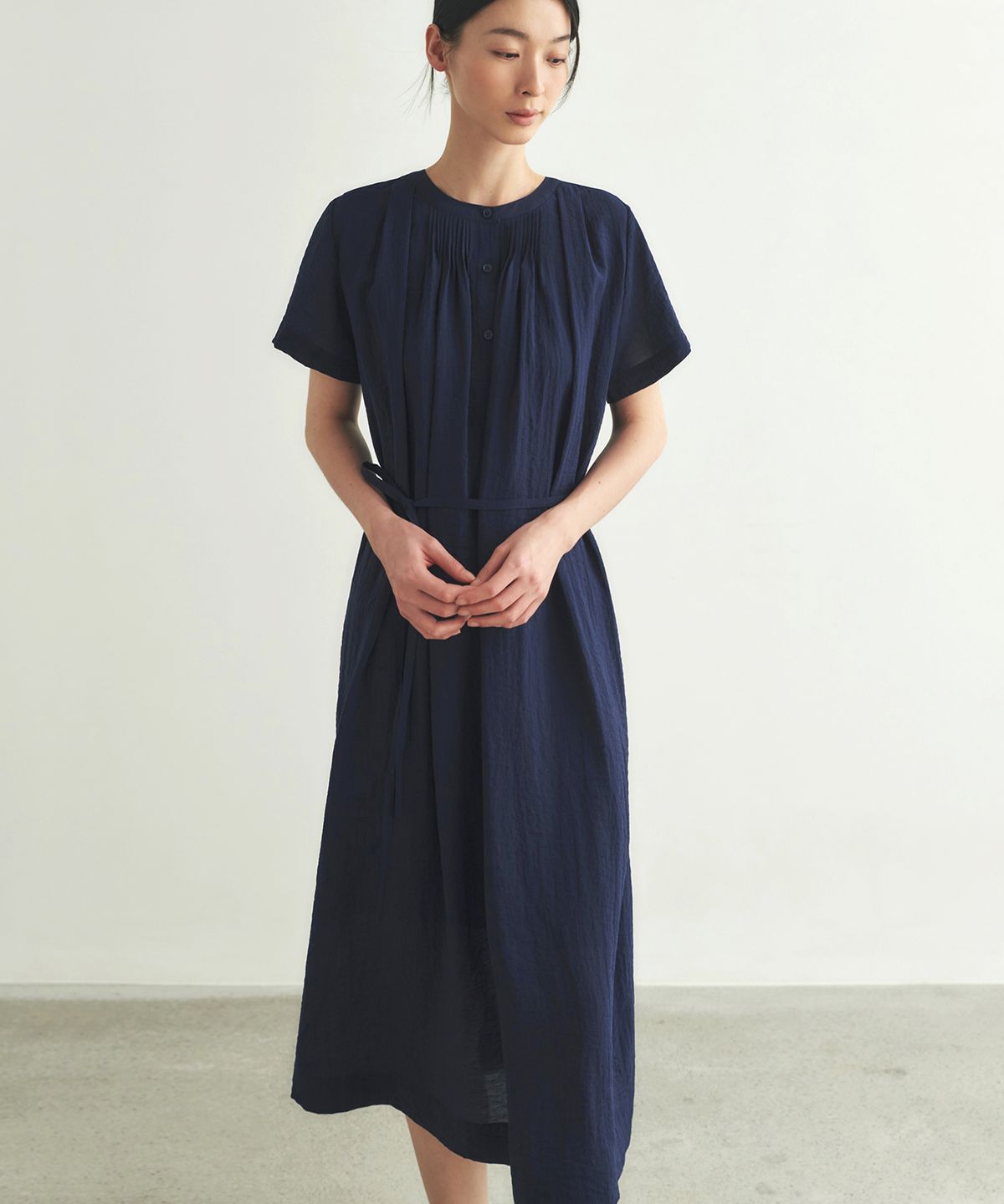 앳모어(ATMORE) 엘린 셔링 롱 드레스 (navy)