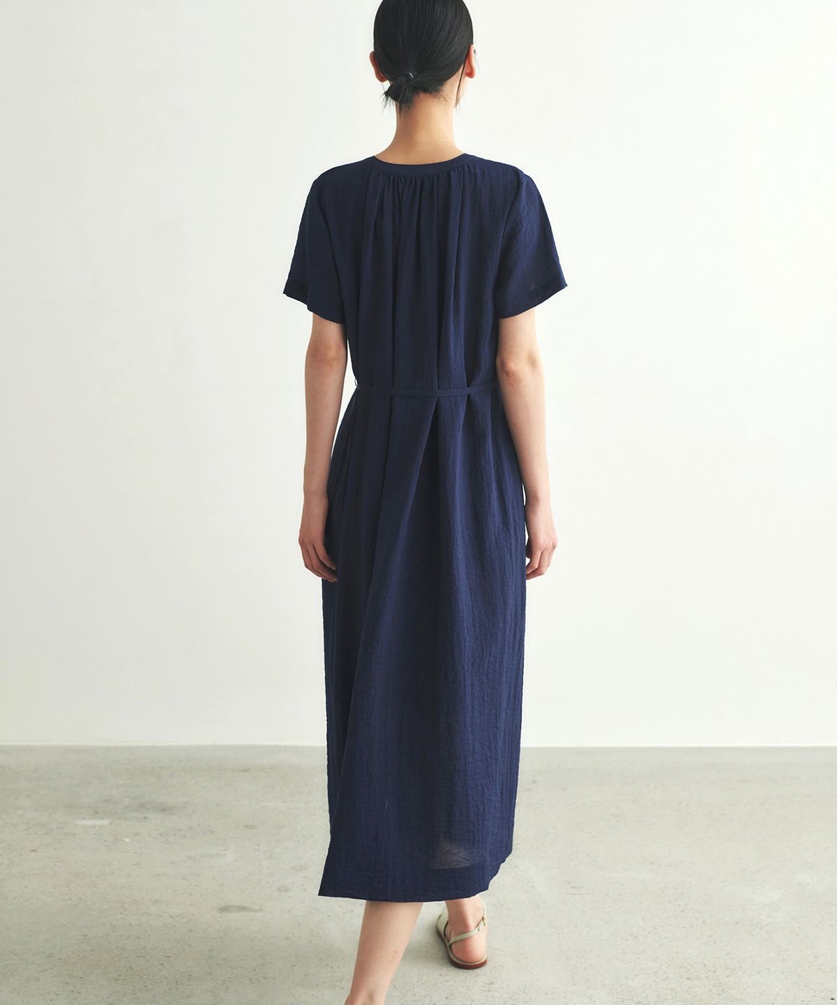 앳모어(ATMORE) 엘린 셔링 롱 드레스 (navy)
