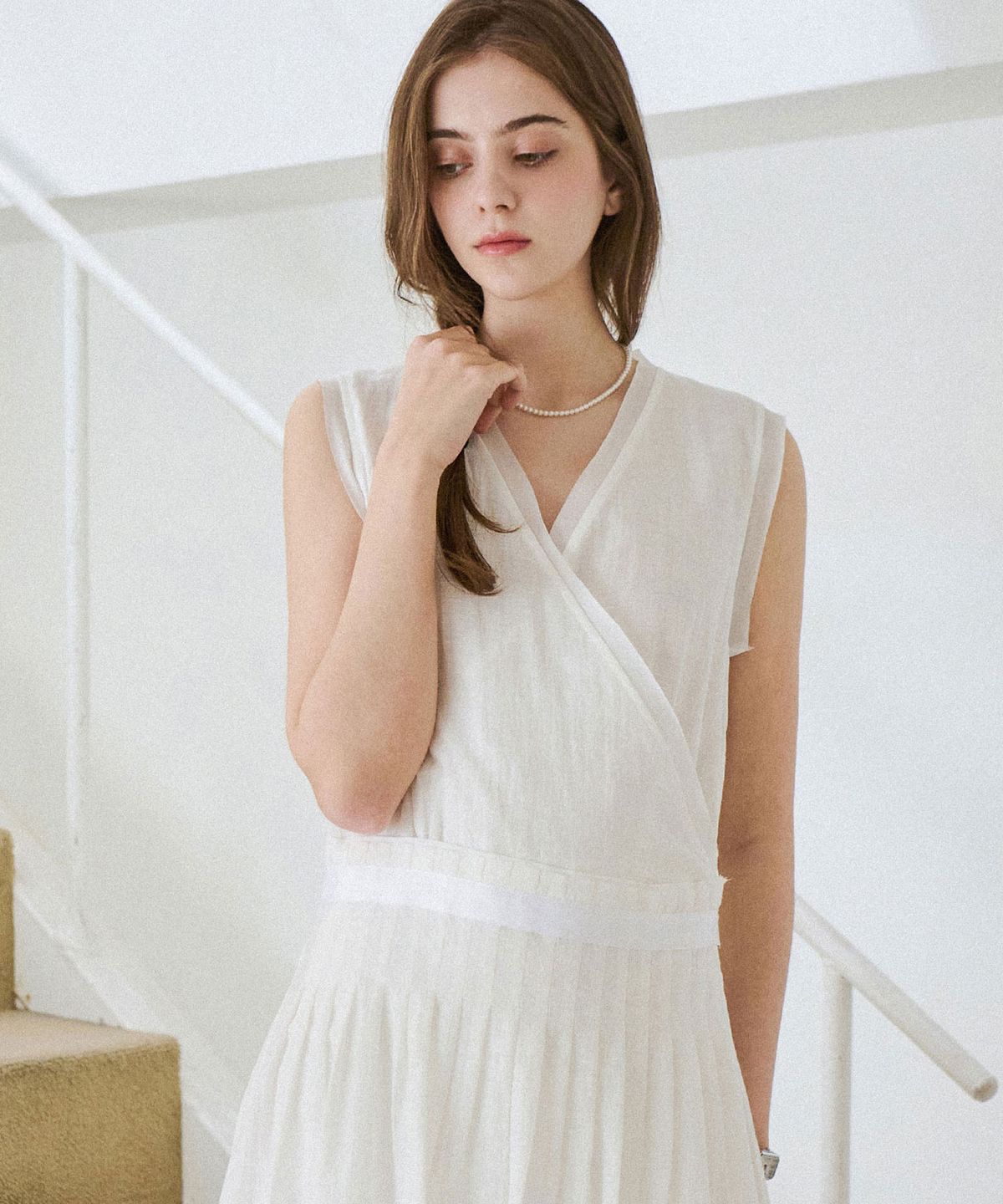 슬로우롤리(SLOWLOLLI) Soft wrap sleeveless dress_2 Colors