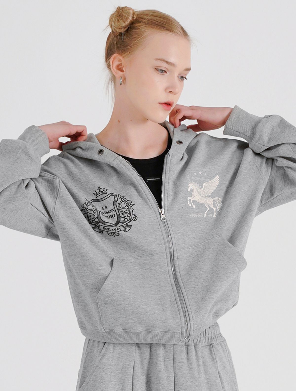 라 메종 스튜디오(LA MAISON STUDIO) PEGASUS CROP HOODIE ZIP-UP MELANGRAY(FCG1ZP694M)