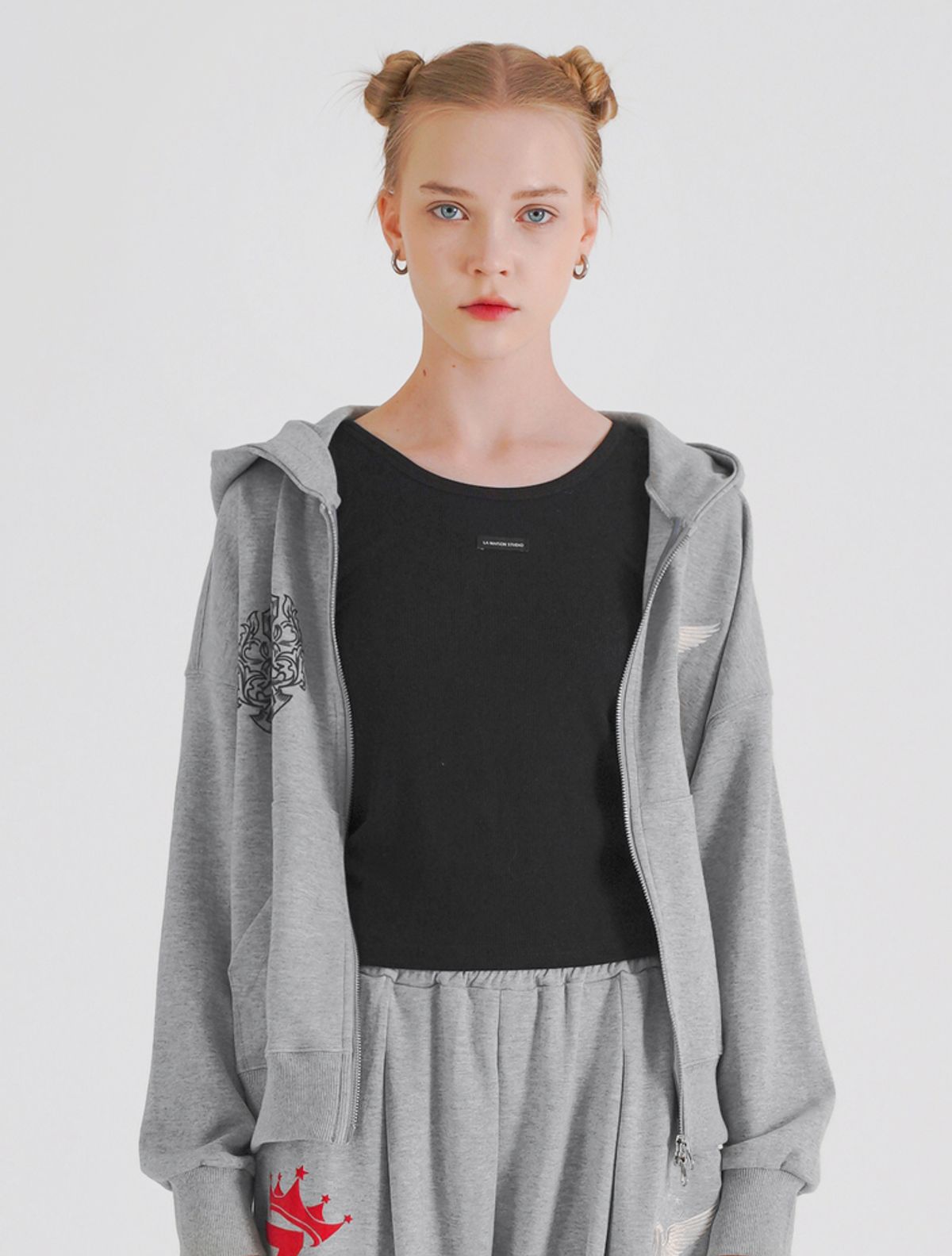 라 메종 스튜디오(LA MAISON STUDIO) PEGASUS CROP HOODIE ZIP-UP MELANGRAY(FCG1ZP694M)