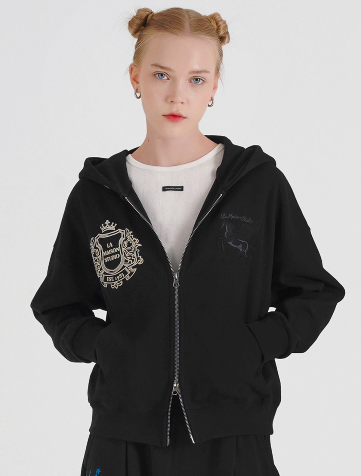 라 메종 스튜디오(LA MAISON STUDIO) PEGASUS CROP HOODIE ZIP-UP BLACK(FCG1ZP694M)