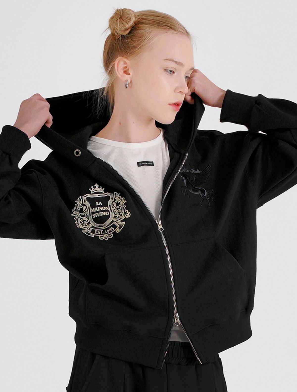 라 메종 스튜디오(LA MAISON STUDIO) PEGASUS CROP HOODIE ZIP-UP BLACK(FCG1ZP694M)