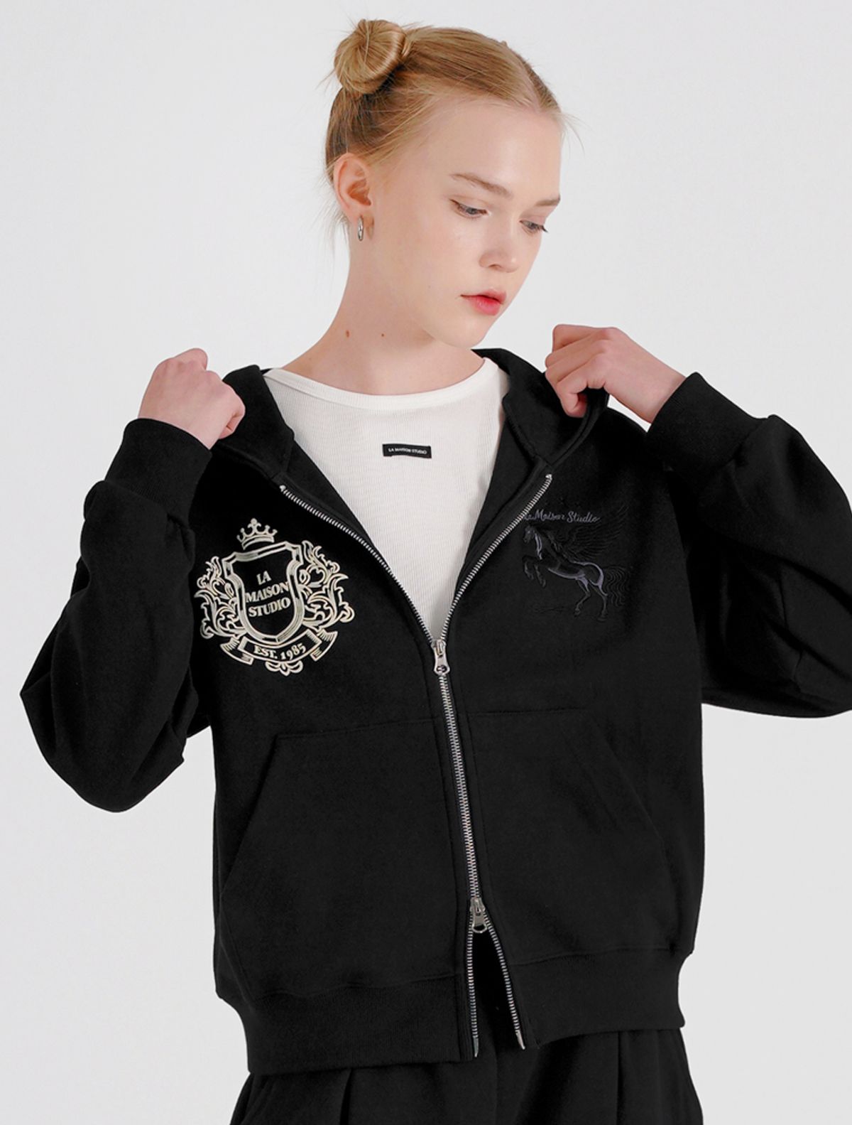 라 메종 스튜디오(LA MAISON STUDIO) PEGASUS CROP HOODIE ZIP-UP BLACK(FCG1ZP694M)