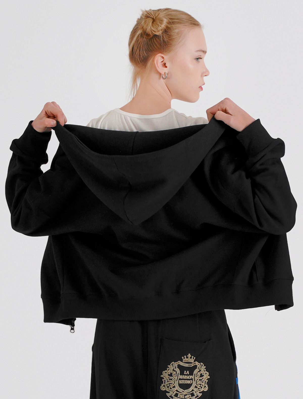 라 메종 스튜디오(LA MAISON STUDIO) PEGASUS CROP HOODIE ZIP-UP BLACK(FCG1ZP694M)