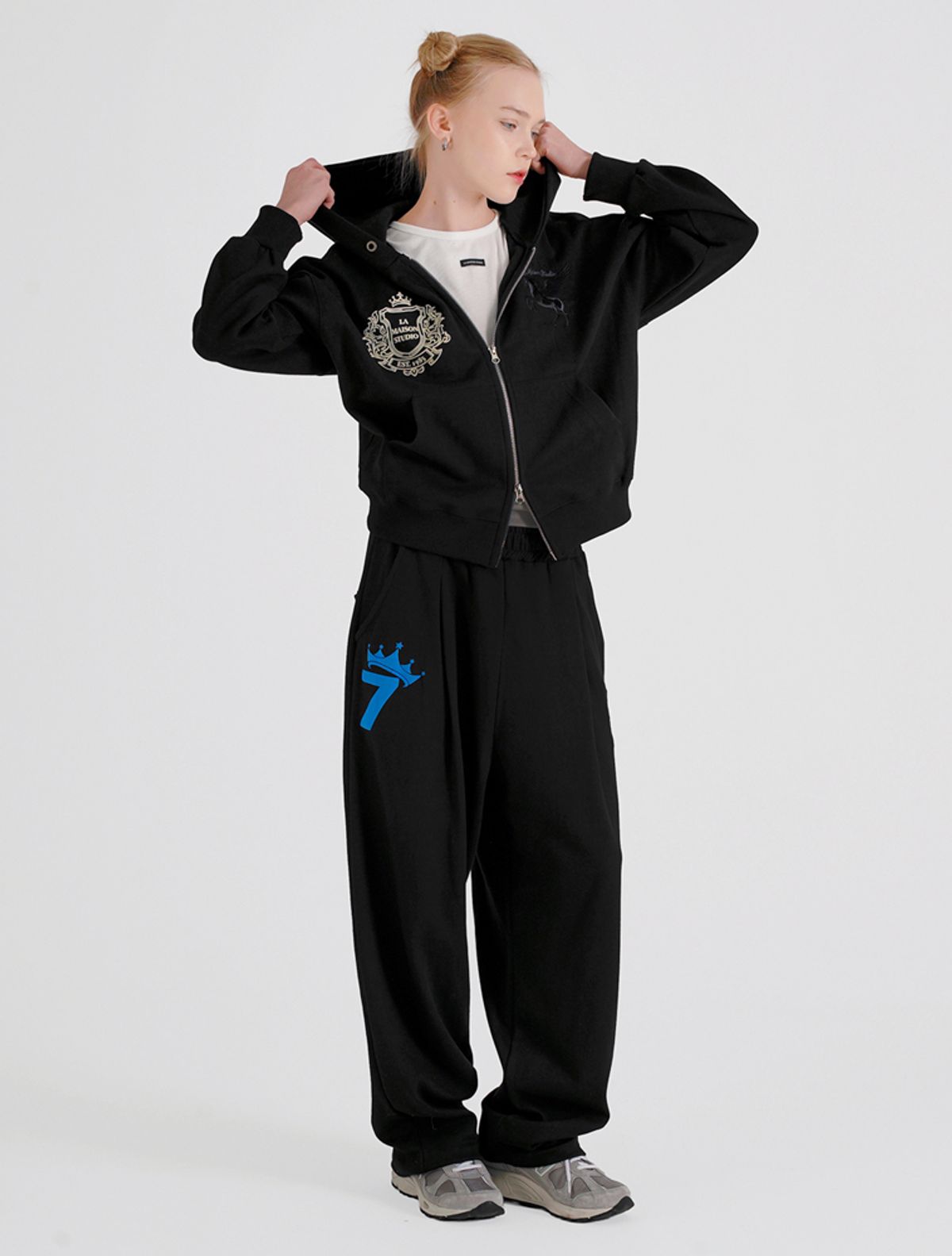 라 메종 스튜디오(LA MAISON STUDIO) PEGASUS CROP HOODIE ZIP-UP BLACK(FCG1ZP694M)