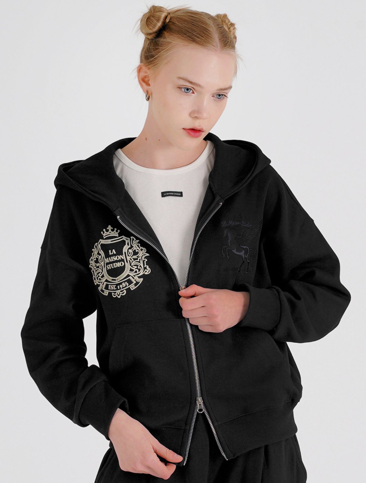 라 메종 스튜디오(LA MAISON STUDIO) PEGASUS CROP HOODIE ZIP-UP BLACK(FCG1ZP694M)