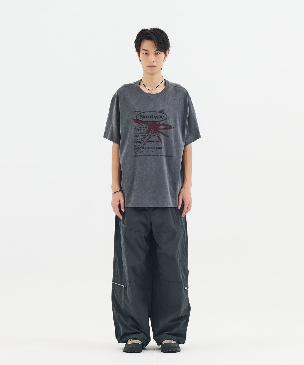 논타입(NONTYPE) PIGMENT BRUSH STROKE TEE (DARK GREY)