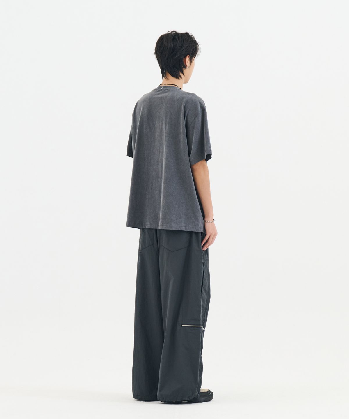 논타입(NONTYPE) PIGMENT BRUSH STROKE TEE (DARK GREY)