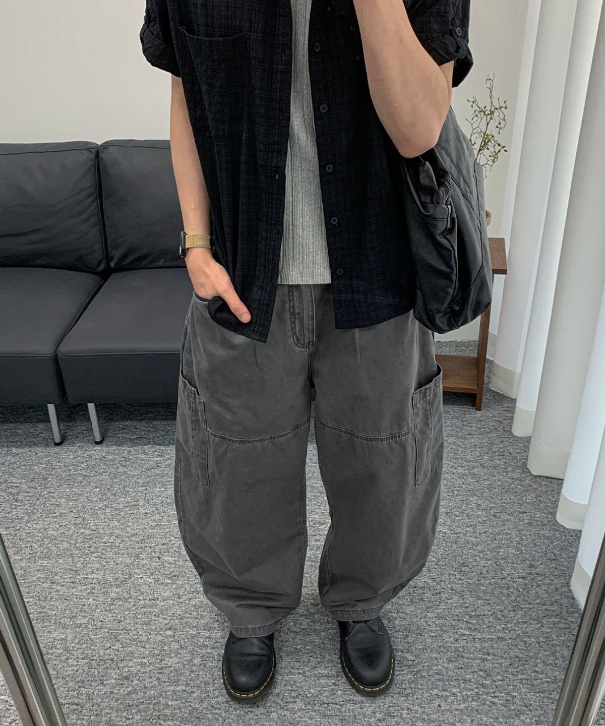 인템포무드(INTEMPOMOOD) [데일리룸 X 인템포무드] 커브드 워시드 카고 팬츠_차콜