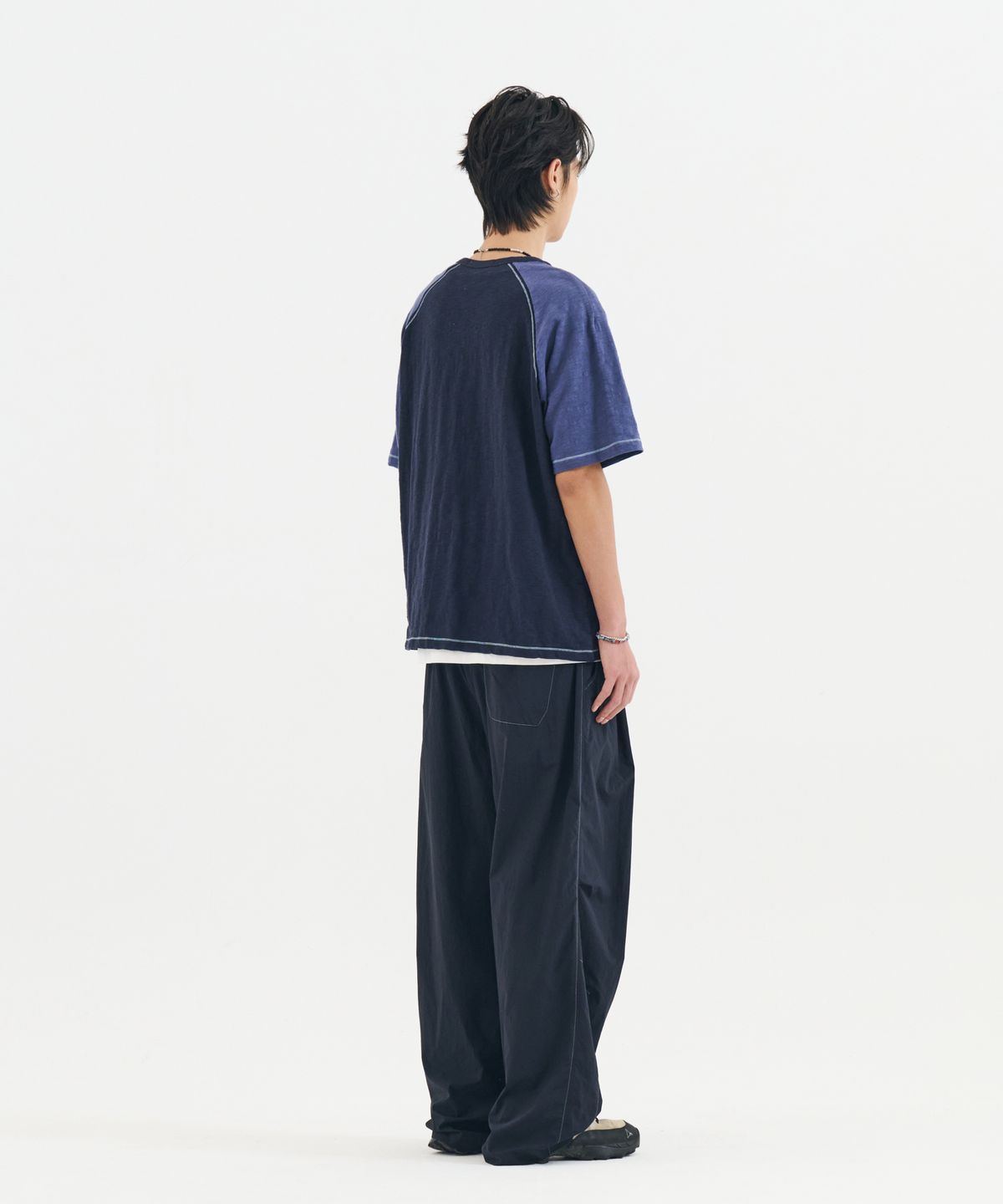 논타입(NONTYPE) CONTRAST STITCH NYLON ONE TUCK PANTS (NAVY)