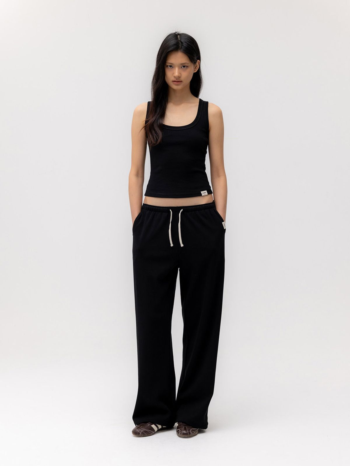 글로니(GLOWNY) G CLASSIC SCOOP NECK SLEEVELESS (BLACK)