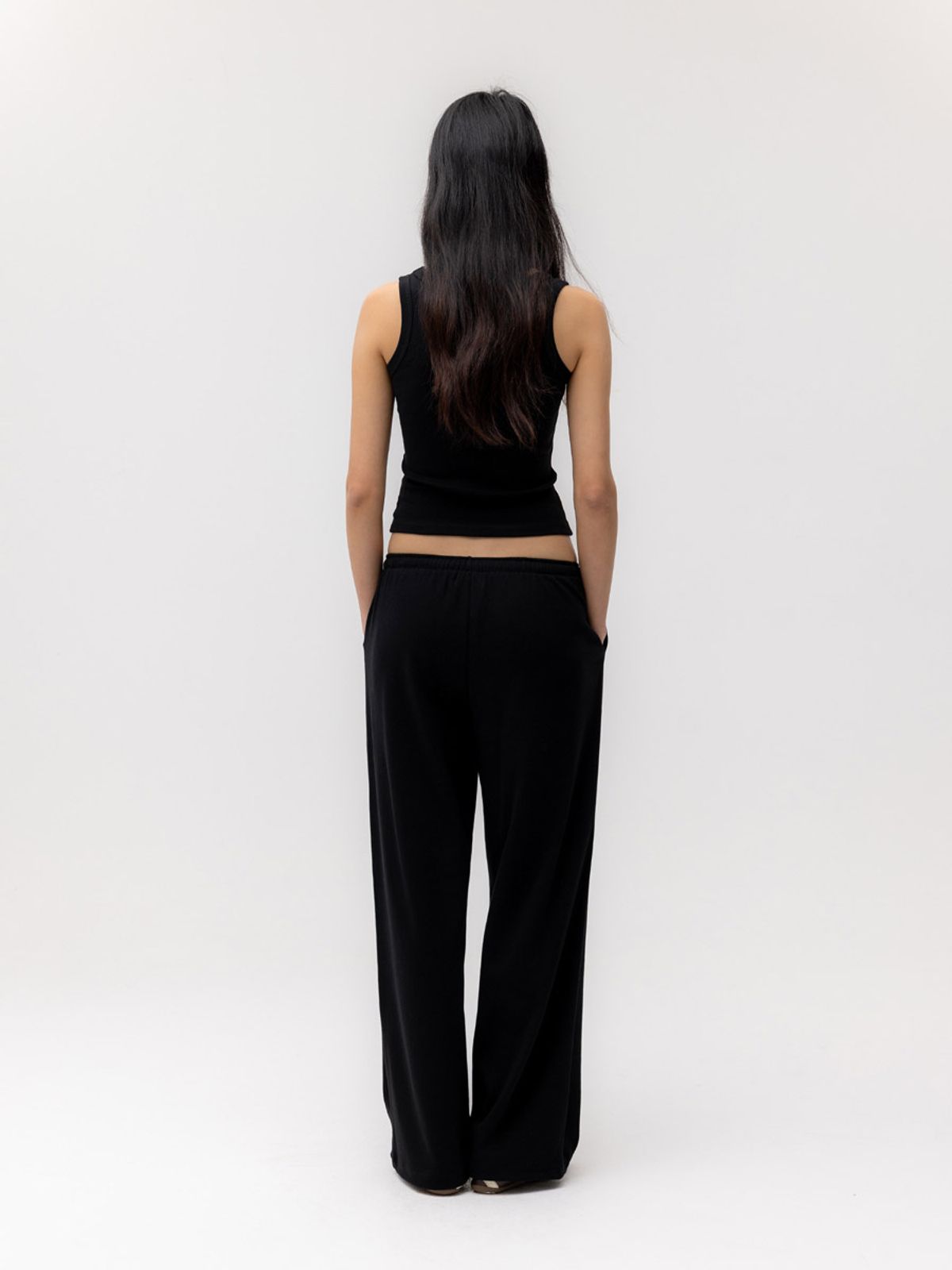 글로니(GLOWNY) G CLASSIC SCOOP NECK SLEEVELESS (BLACK)