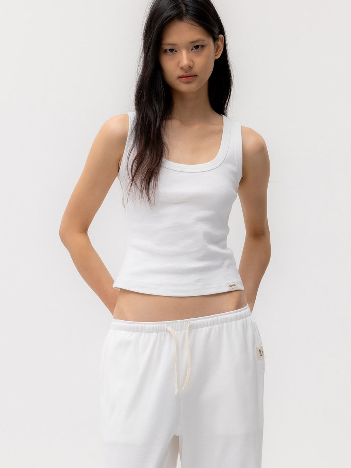 글로니(GLOWNY) G CLASSIC SCOOP NECK SLEEVELESS (WHITE)