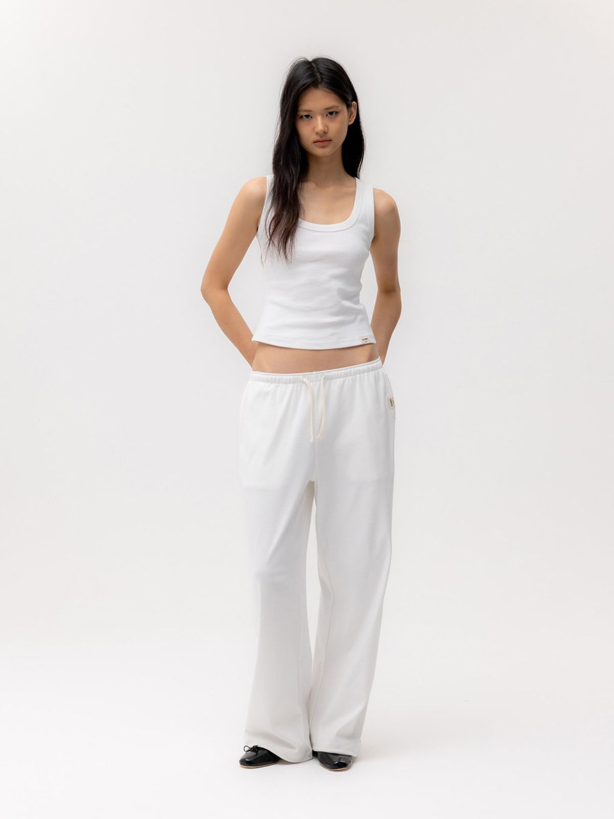 글로니(GLOWNY) G CLASSIC SCOOP NECK SLEEVELESS (WHITE)