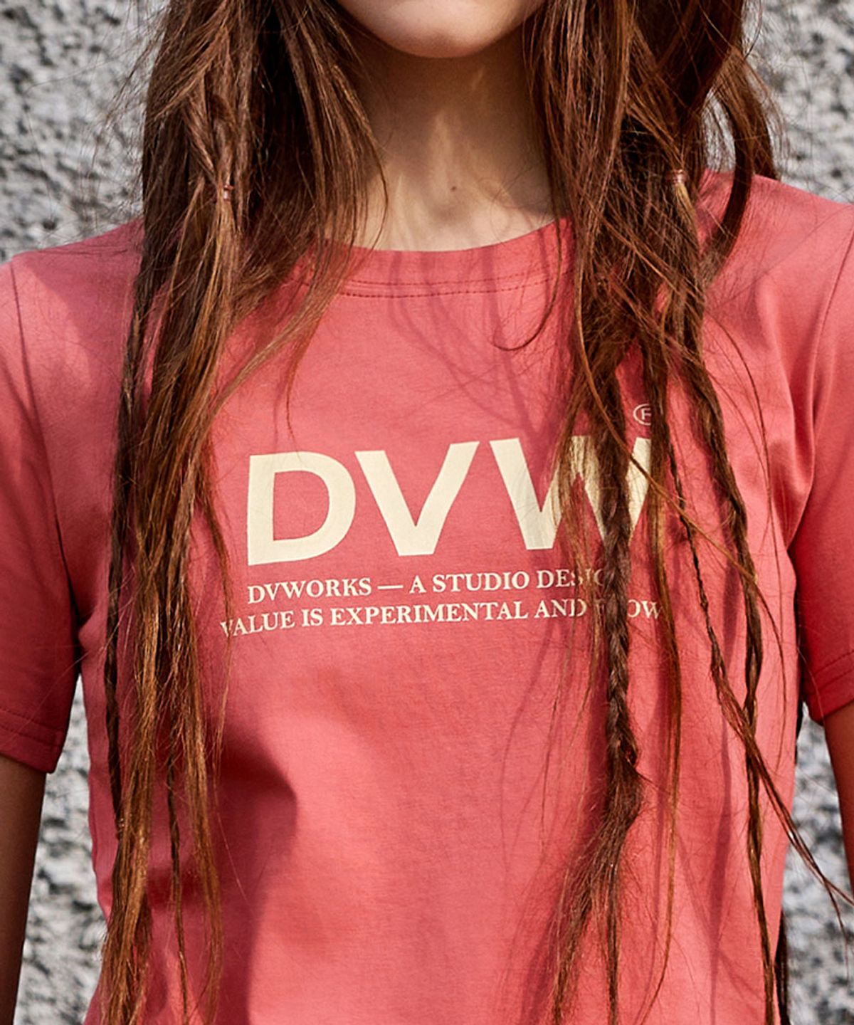 데비웨어(DEVIWEAR) DVW 로고 반팔티 DEVI-T0154-카민