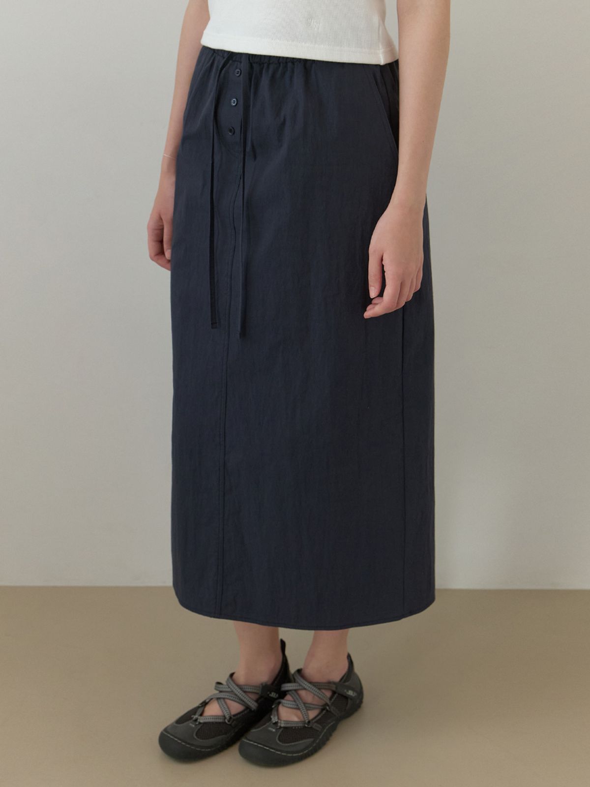 더미튼(THEMITTEN) Ridge button H skirt (navy)