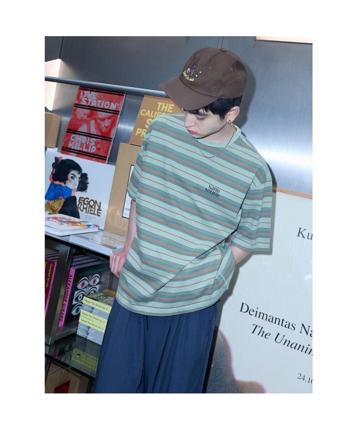 샌드 사운드(SAND SOUND) (UNISEX) 다잉 스트라이프 반소매 티셔츠  올리브