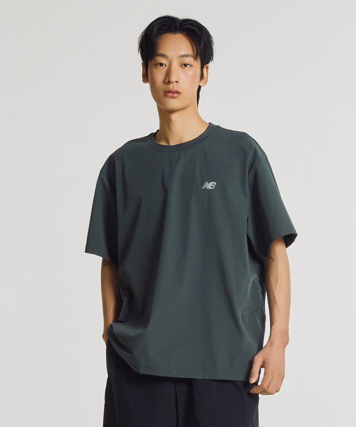 뉴발란스(NEW BALANCE) NBNEG31623 / UNI FROZEN ESSENTIAL 우븐 반팔티 (HUNTER)