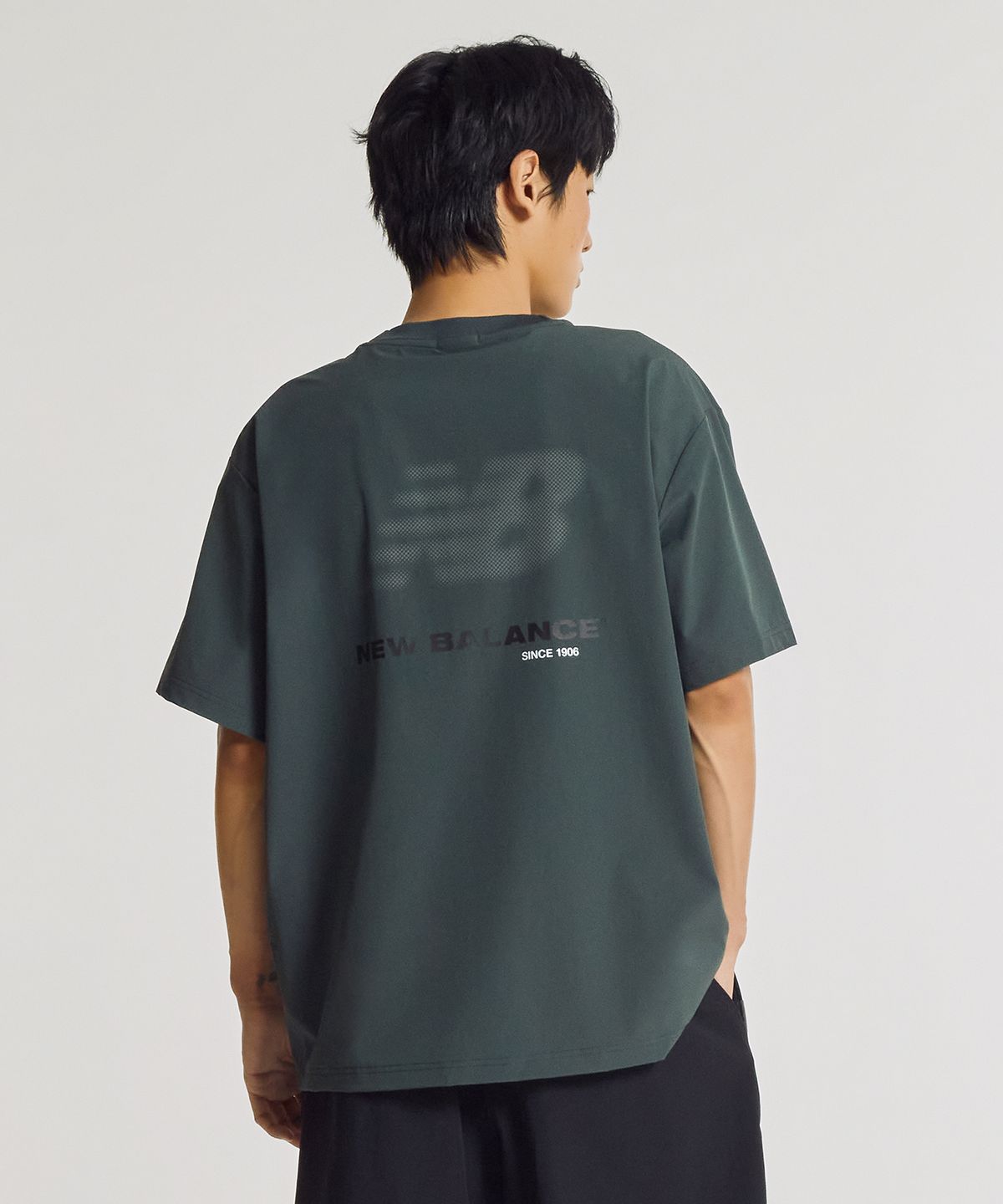 뉴발란스(NEW BALANCE) NBNEG31623 / UNI FROZEN ESSENTIAL 우븐 반팔티 (HUNTER)