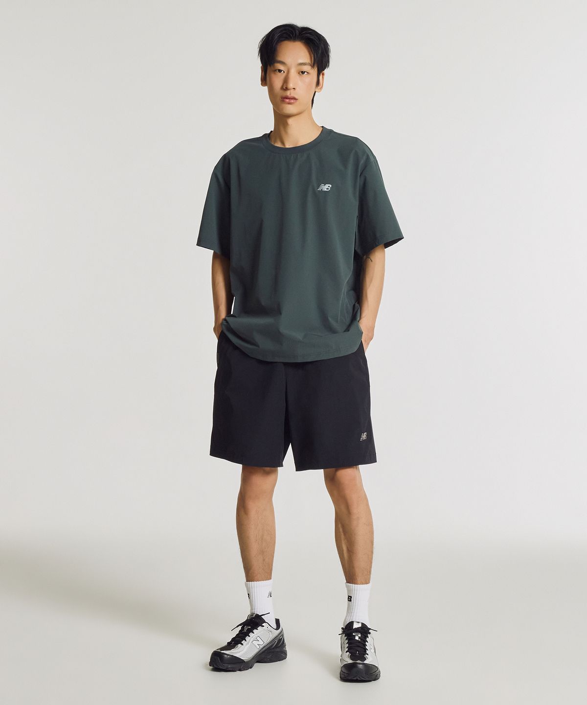 뉴발란스(NEW BALANCE) NBNEG31623 / UNI FROZEN ESSENTIAL 우븐 반팔티 (HUNTER)