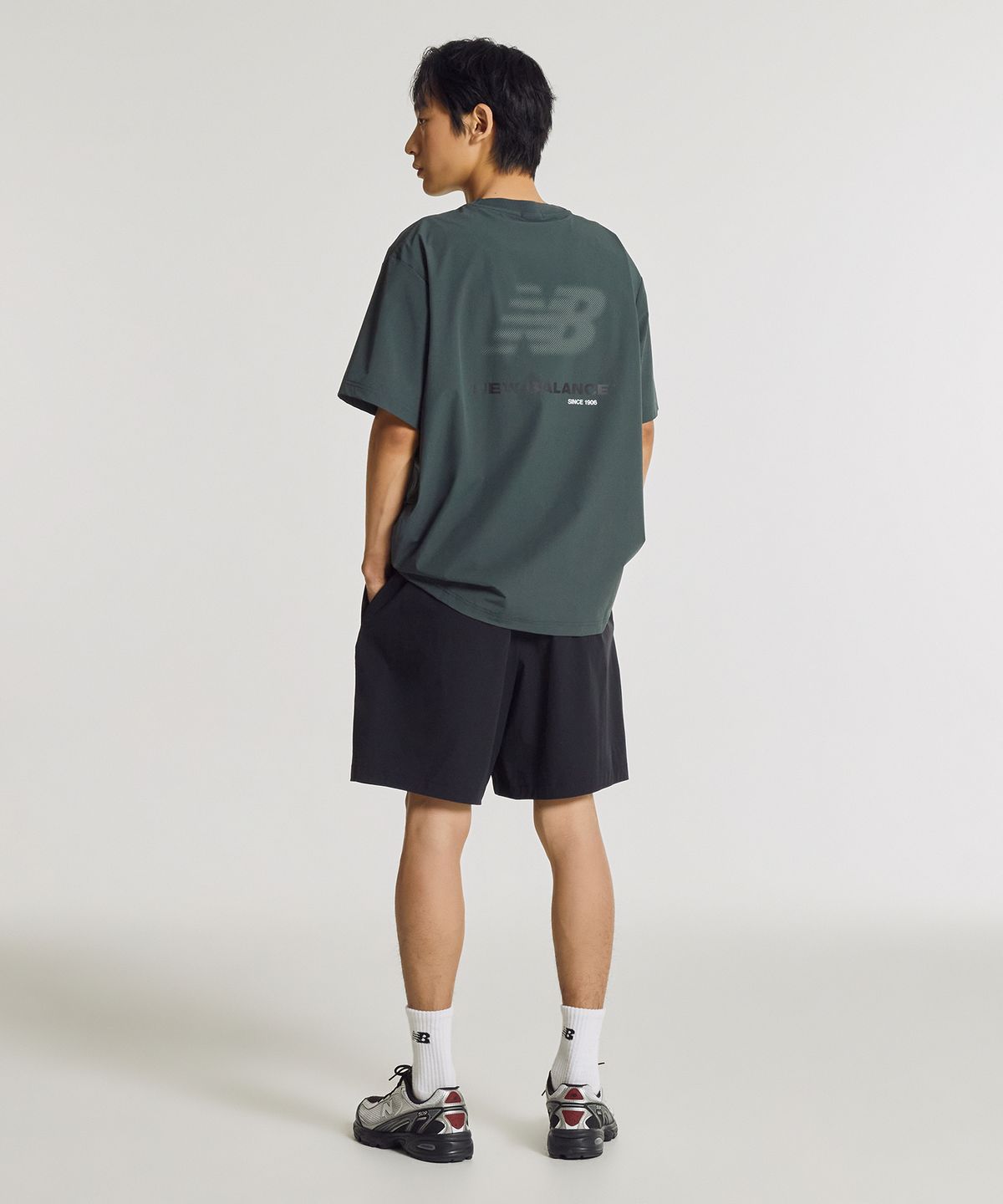뉴발란스(NEW BALANCE) NBNEG31623 / UNI FROZEN ESSENTIAL 우븐 반팔티 (HUNTER)