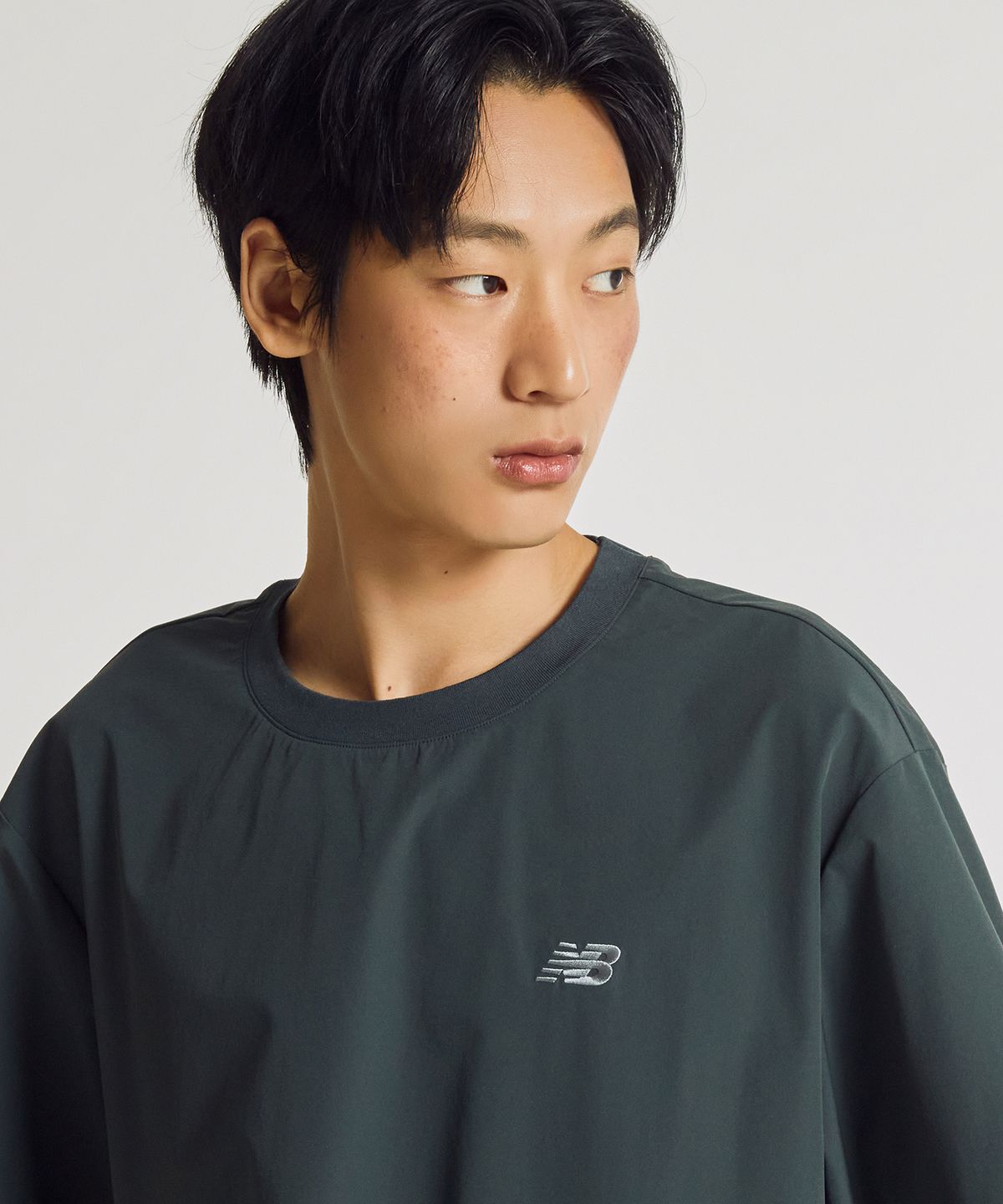 뉴발란스(NEW BALANCE) NBNEG31623 / UNI FROZEN ESSENTIAL 우븐 반팔티 (HUNTER)